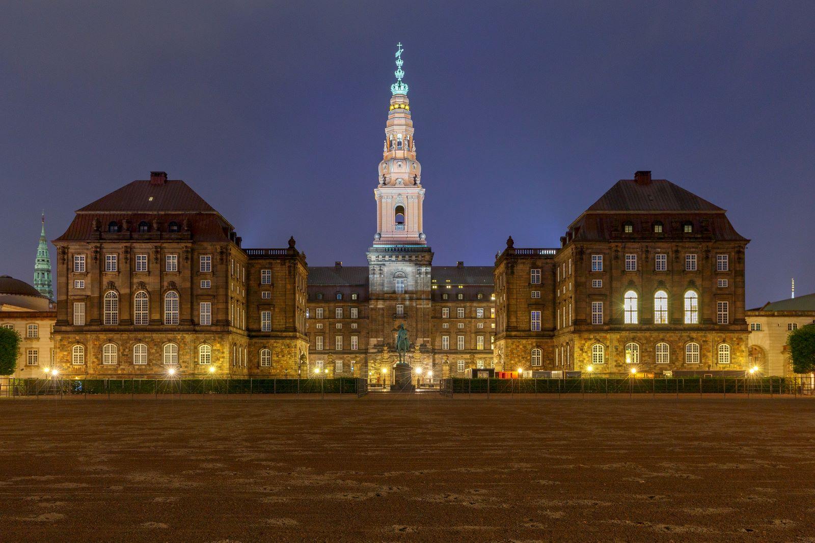 Billede af Christiansborg Slotsplads.